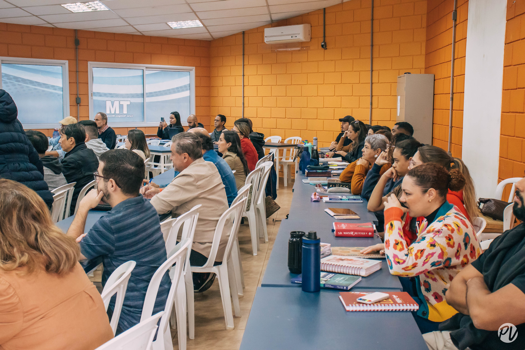 Estudo da Palavra em sala no Seminário Bíblico Palavra da Vida