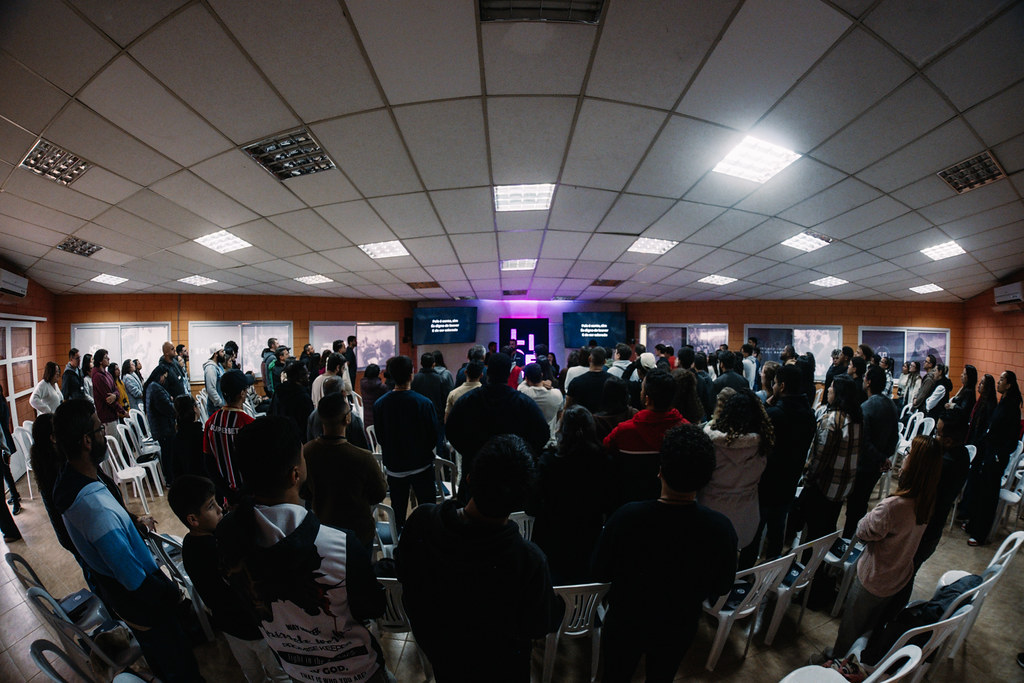 Reunidos em adoração no Seminário Bíblico Palavra da Vida