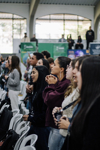 De pé em adoração no Seminário Bíblico Palavra da Vida