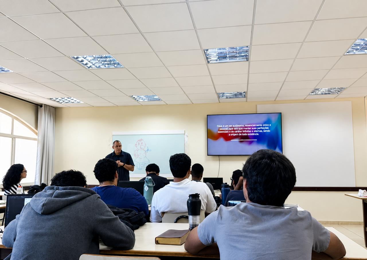Aula de teologia em sala no Seminário Bíblico Palavra da Vida